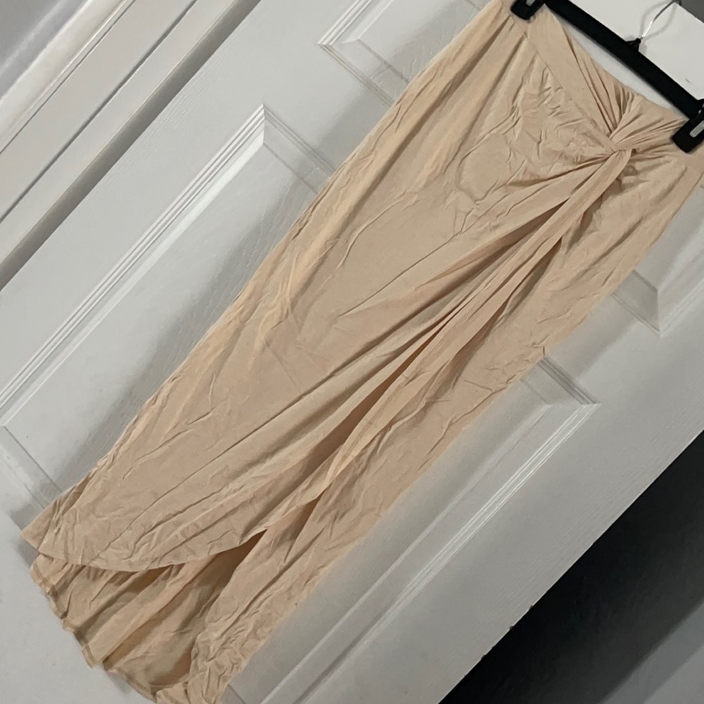 Women’s skirt with knot detail on Top side, split